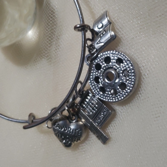 Favorite teacher charm bracelet - Picture 5 of 7